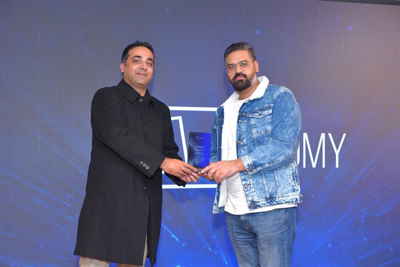 Mughees Ahmad receiving the Roomy Loyalty Award in 2024